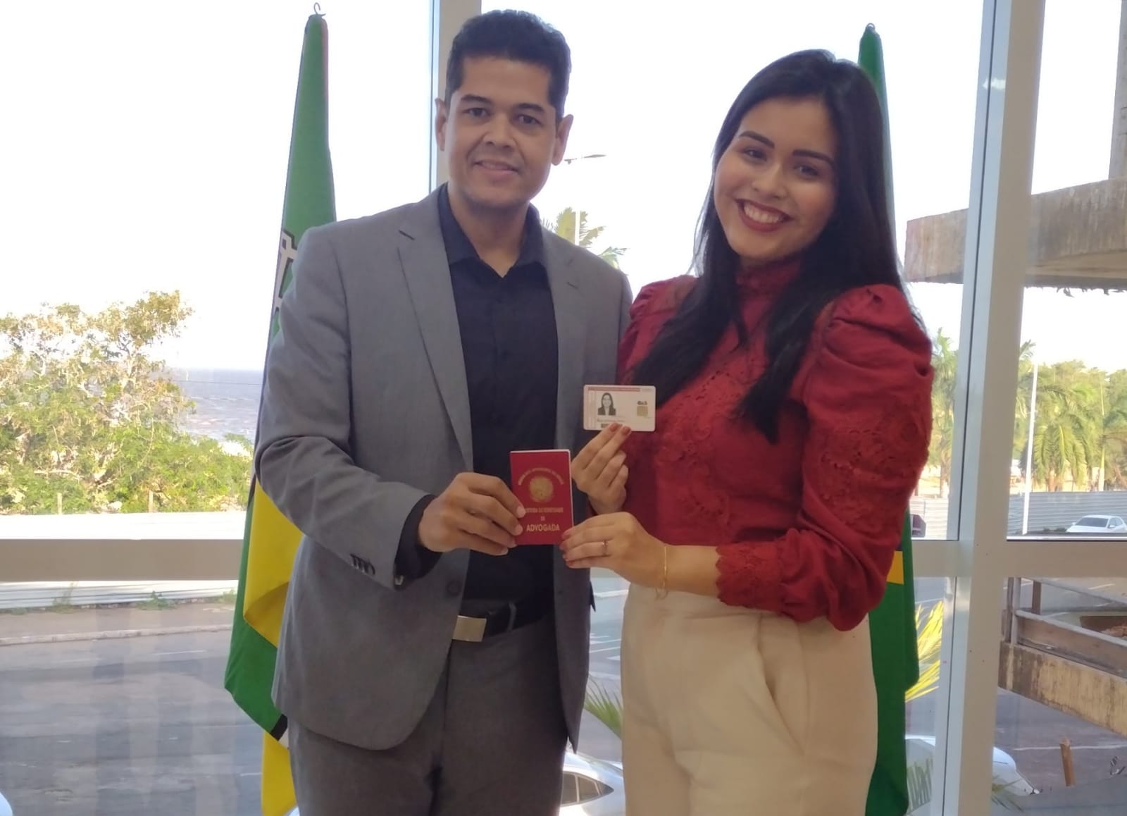 OAB-AP realiza entrega de oito carteiras provisórias e uma profissional para novos advogados e advogadas